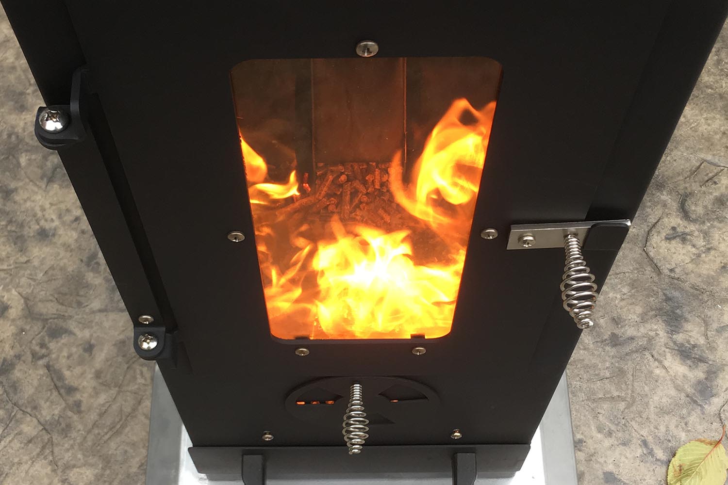Using venturi to power a wood pellet patio heater